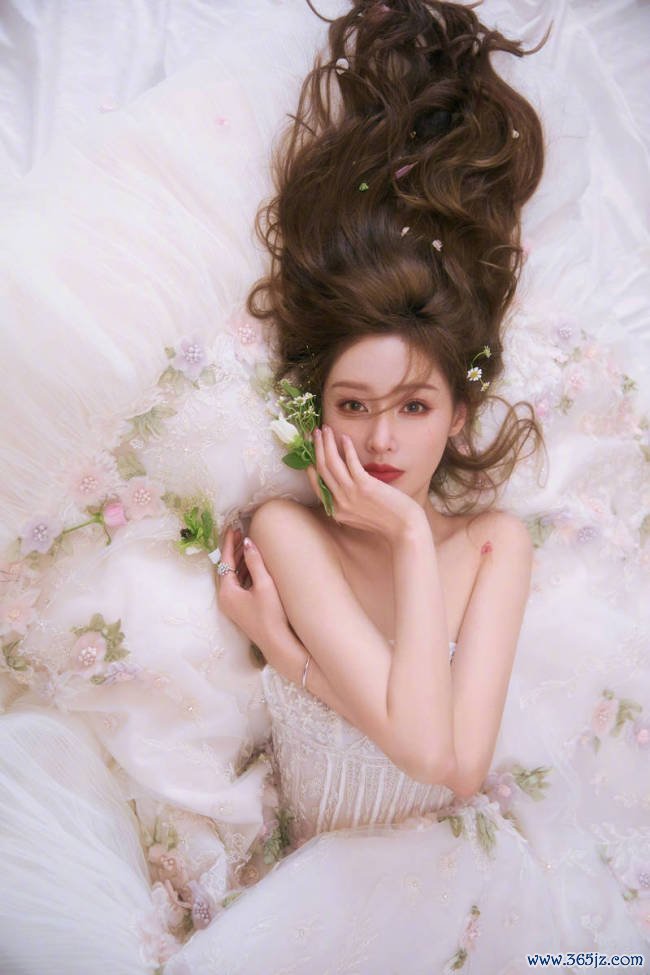 张天爱穿纱裙化身明媚花仙 丝带遮眼尽显纯欲吸引